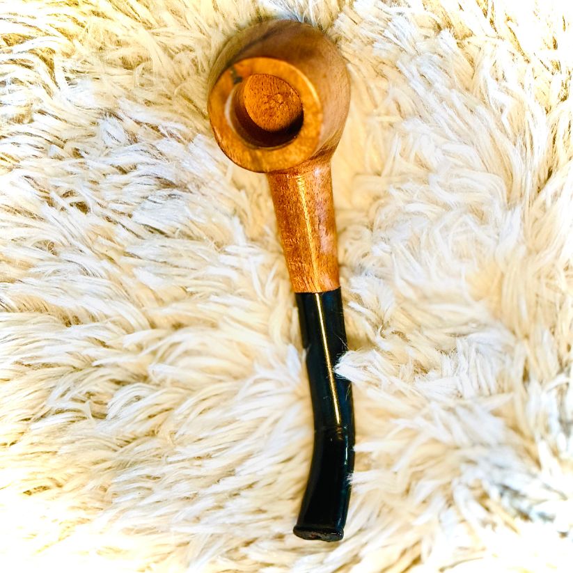 Durable wooden smoking pipe with comfortable grip and premium design for smokers