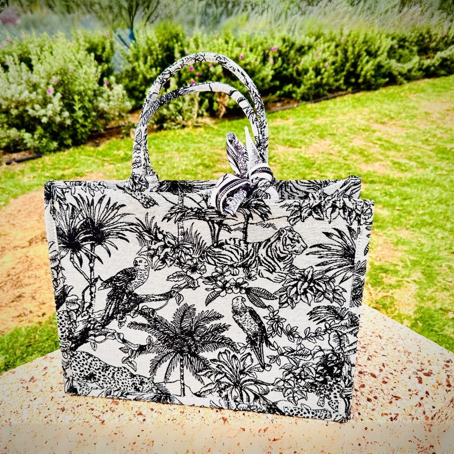 Fashionable oversized bag with all over printed design ideal for travel and parties