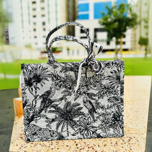 Fashionable oversized bag with all over printed design ideal for travel and parties
