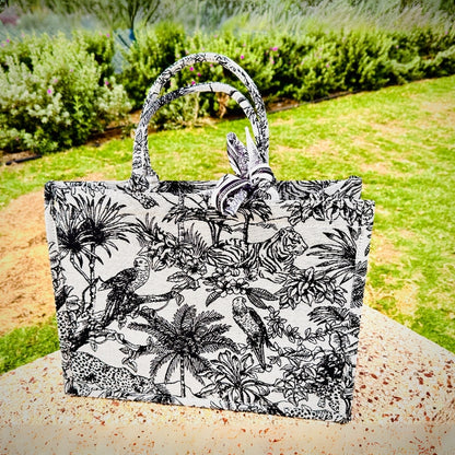Fashionable oversized bag with all over printed design ideal for travel and parties