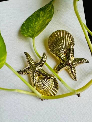 Metal Beach Gold Scallop Stud